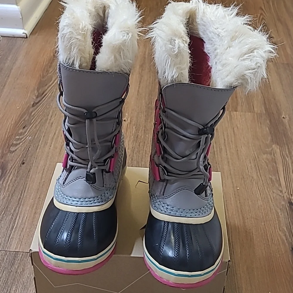 Sorel Gray and Pink Faux Fur Winter Bootsfor women zise‎ 3 used good condition.